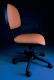 Židle s opěradlem s černými plasty